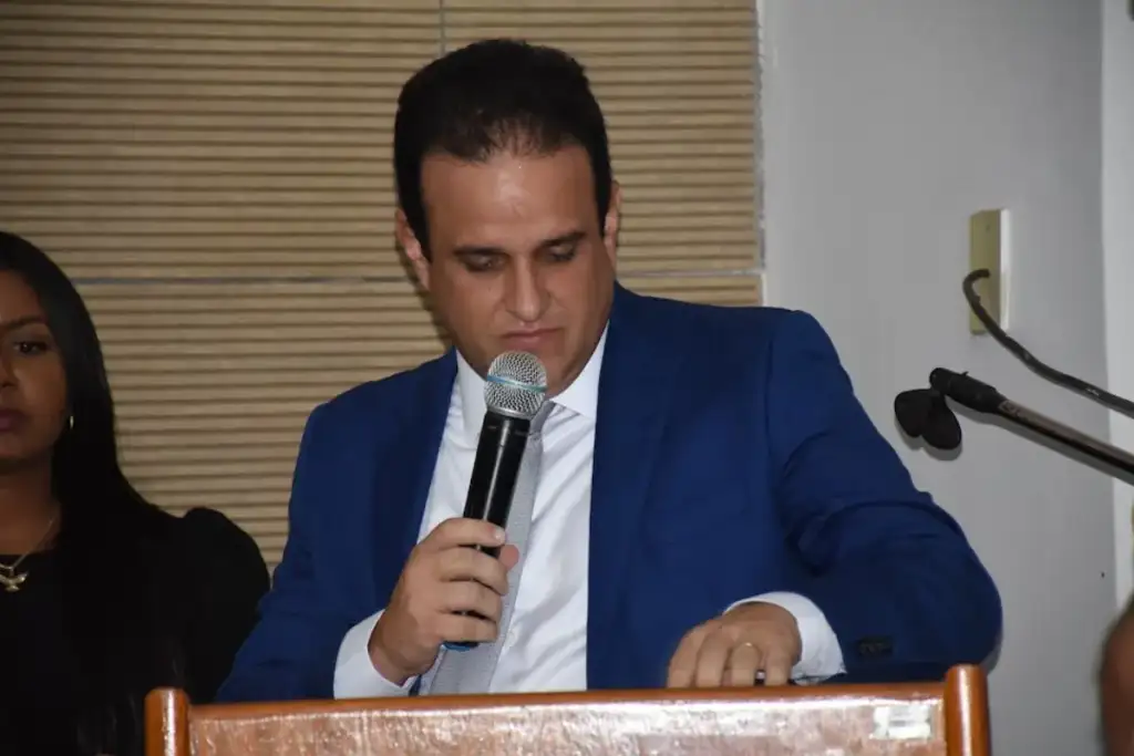Obras prefeitura diego teixeira amarante: Homem de terno azul segurando microfone