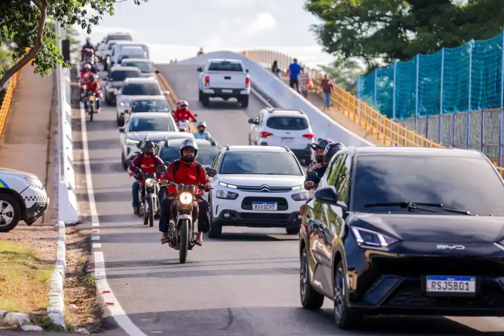 Isenção de ipva para motoristas de aplicativo no piauí: Veículos e motocicletas em tráfego na Ponte Leonel Brizola