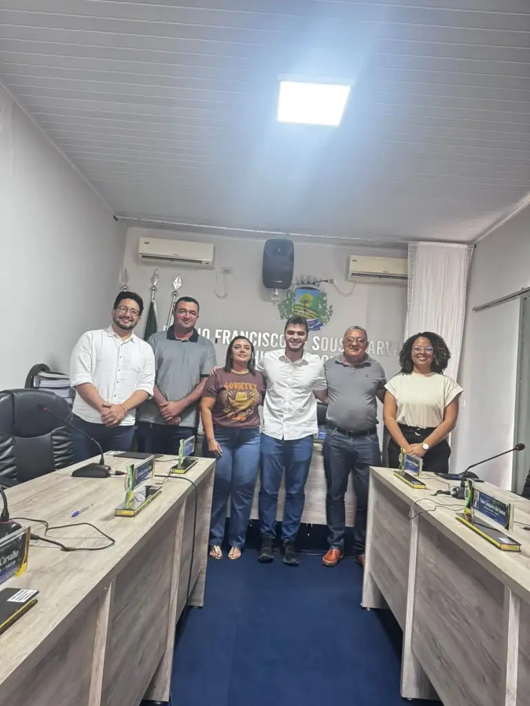 Investe piauí recebe demandas de vereadores de pajeú: Grupo de seis pessoas posa em sala de reuniao
