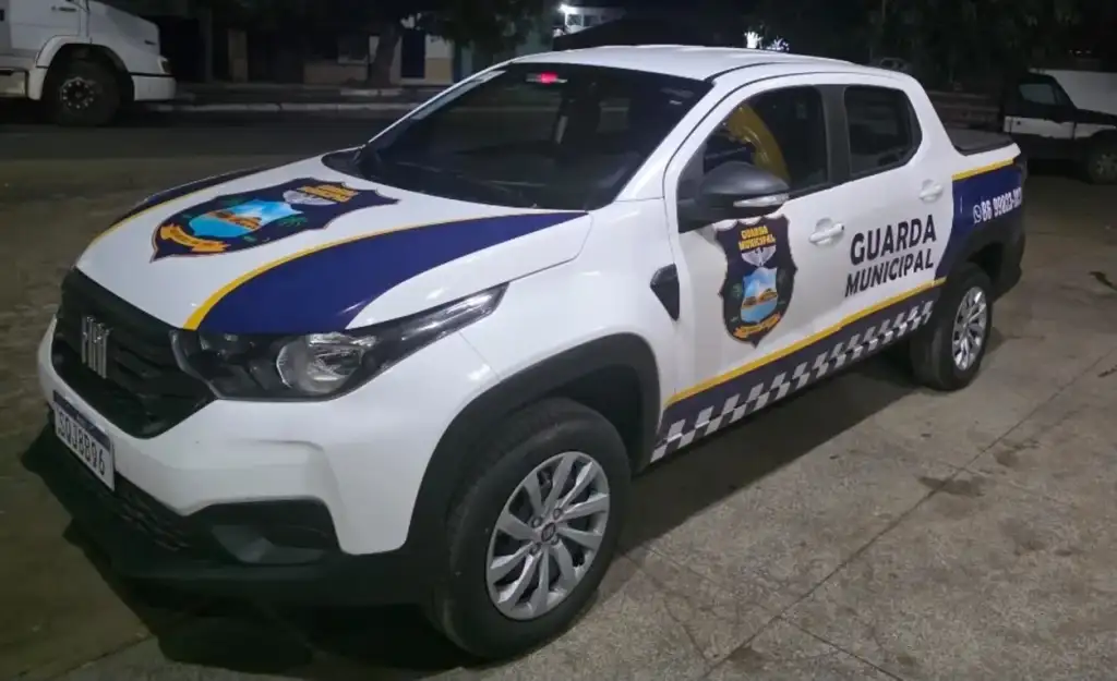 Viatura da Guarda Municipal estacionada em rua à noite