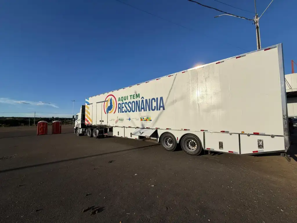 Carreta de ressonância em floriano: Unidade móvel de ressonância magnética estacionada