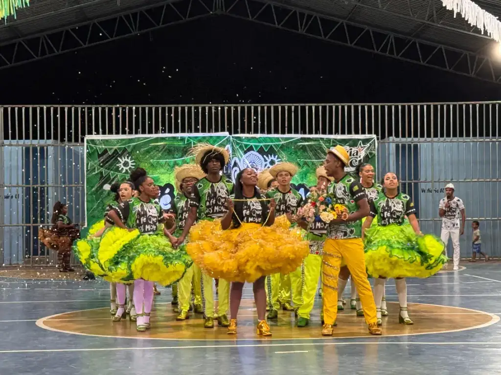 Pré-junino de regeneração: Dançarinos de quadrilha junina em apresentação cultural