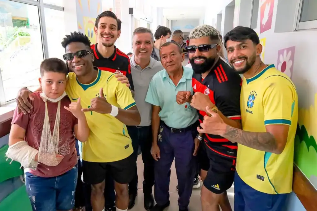 Sósias da seleção brasileira no hospital infantil: Sósias de jogadores da Seleção visitam crianças em hospital de Teresina