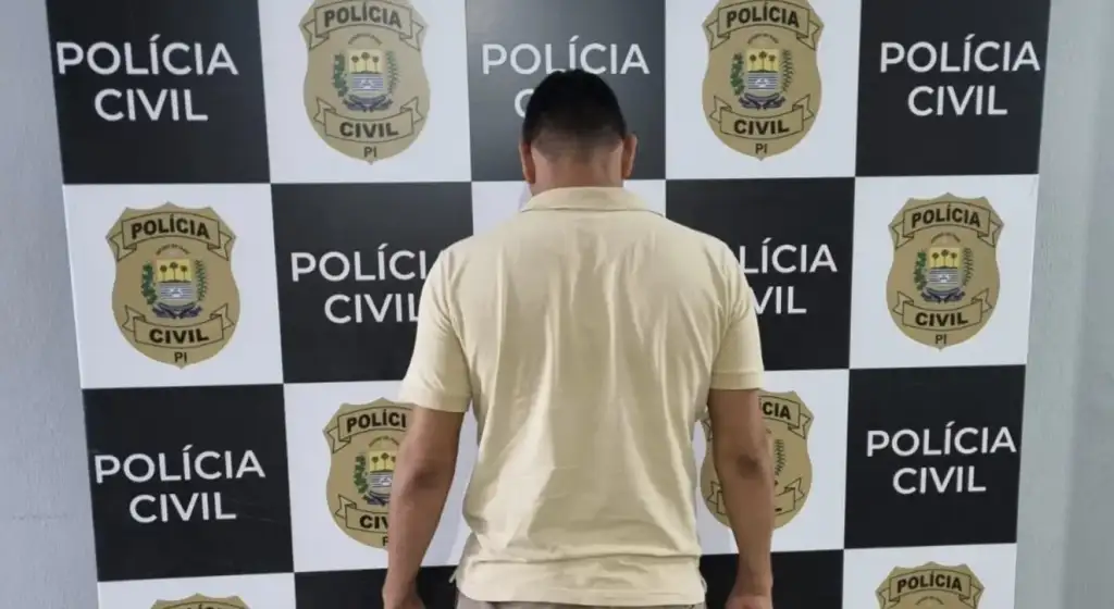 Tentativa de sequestro em campo maior: Homem de costas em frente a painel da Polícia Civil