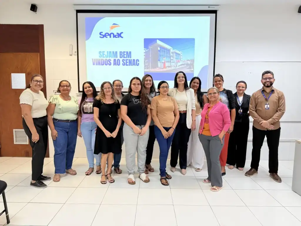 Cursos de qualificação para o turismo no piauí: Grupo de pessoas em sala de aula com projetor Senac