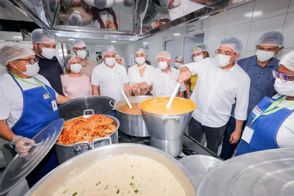 Restaurante popular do piauí em teresina: Autoridades e equipe preparam refeições no Restaurante Popular Promorar