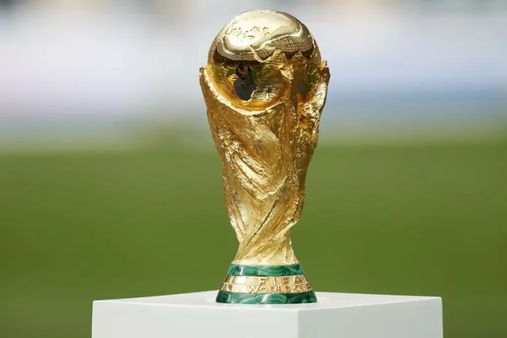 Jogadores fora da copa do mundo 2026: Taça da Copa do Mundo em pedestal