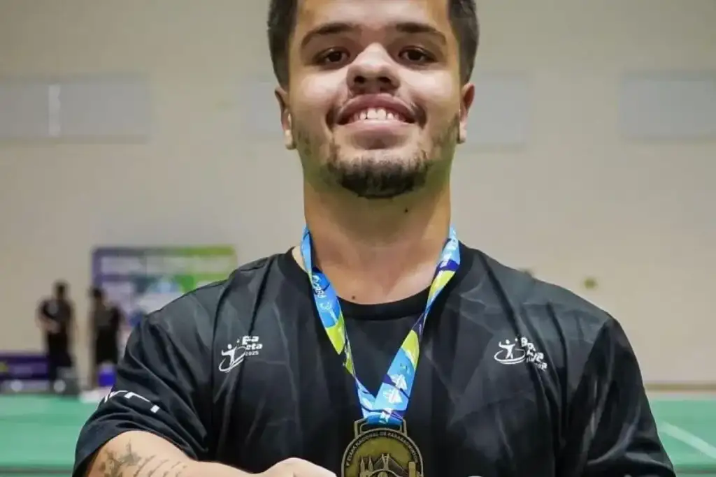 Matheus pereira convocado para o internacional de parabadminton 2026: Atleta sorrindo com medalha de ouro no pescoço