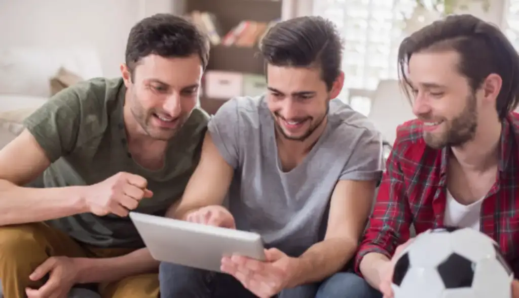 grupo de pessoas fazendo apostas online