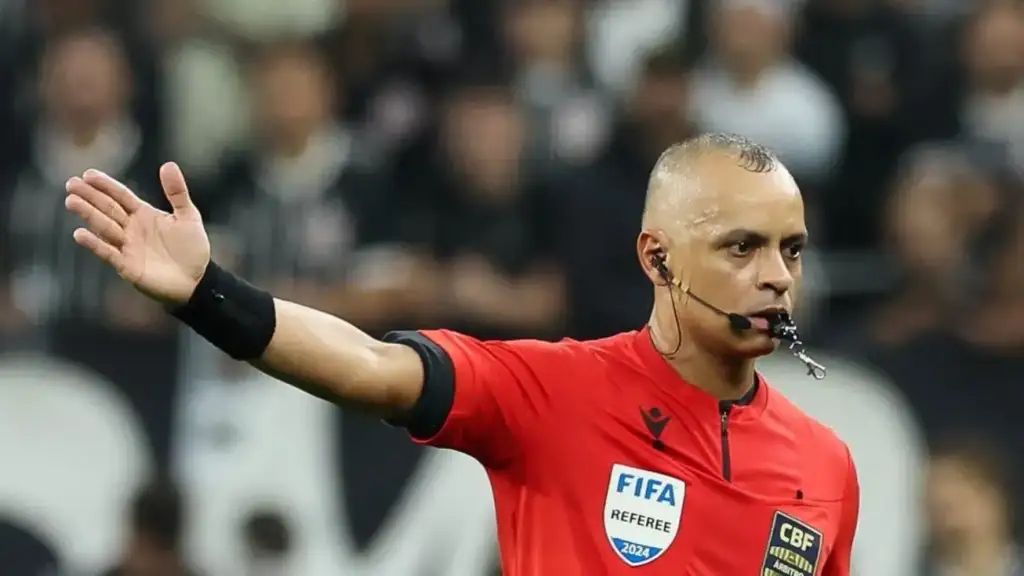 Wilton sampaio apita abertura da copa 2026: Árbitro Wilton Pereira Sampaio gesticula em campo