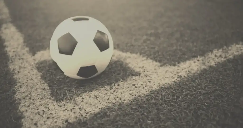 Jogo do brasil na copa de 1930: Bola de futebol em campo gramado com linha branca