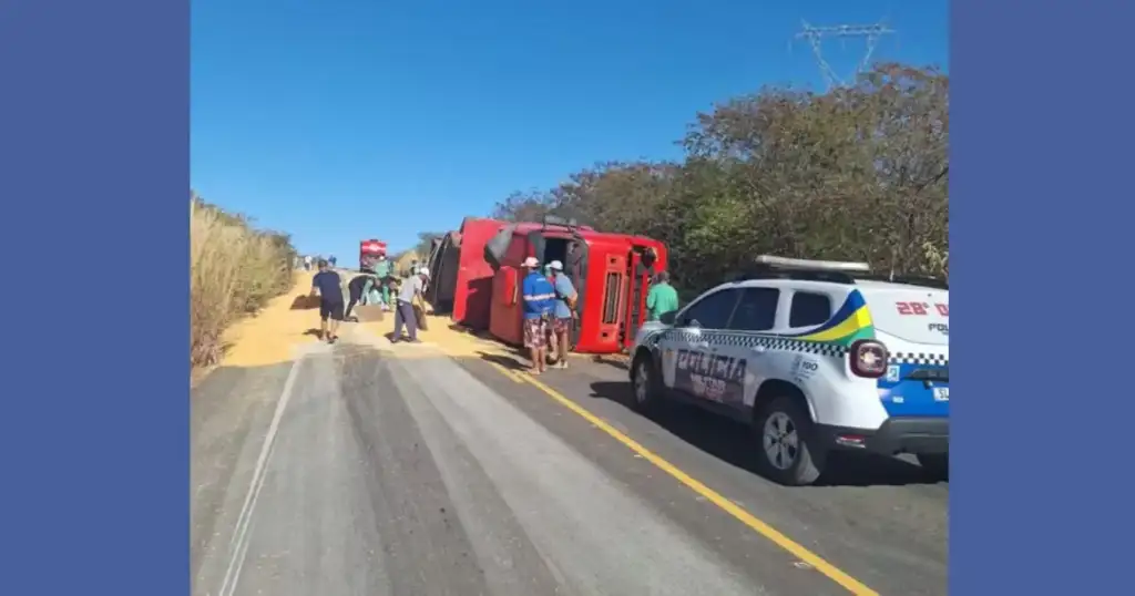 Acidente com caminhão carregado de milho na br-324: Caminhão de milho tombado na BR-324 em Canto do Buriti