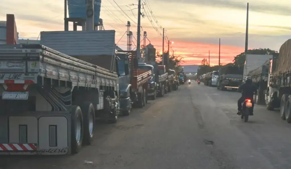 Cargas retidas em teresina por falha no ciot: Caminhões estacionados em fila na beira da estrada