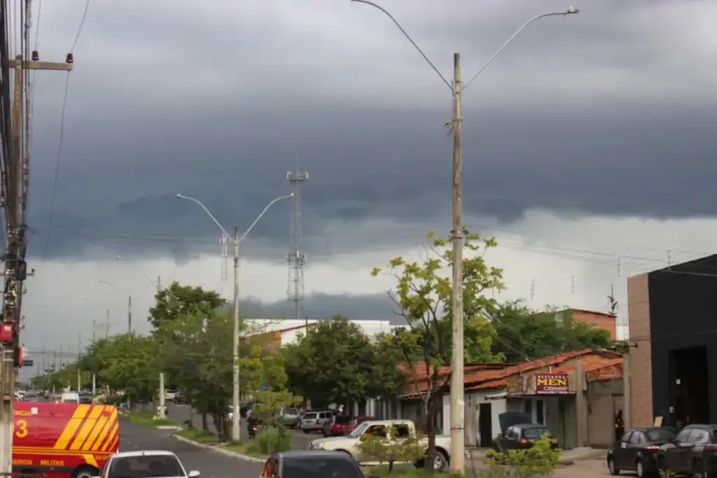 Chuvas intensas em cidades do piauí: Nuvens escuras indicam alerta de chuvas intensas no Piauí