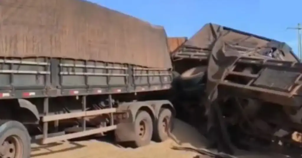 Mortos em colisão de carretas na br-230: Carretas destruídas após colisão fatal na BR-230 Maranhão