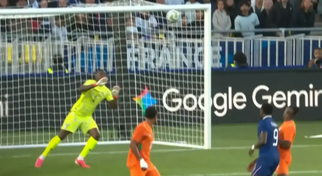 Costa do marfim vence frança em amistoso: Bola entra no gol em partida de futebol