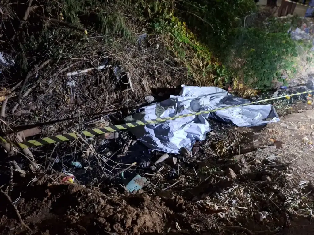 Criança morta em esgoto em jacobina do piauí: Corpo coberto com lona e fita zebrada em esgoto
