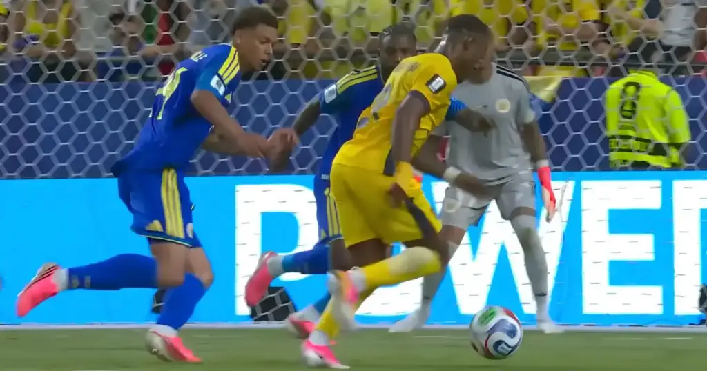 Curaçao x equador na copa 2026: Jogadores de Equador e Curaçao disputam bola na Copa