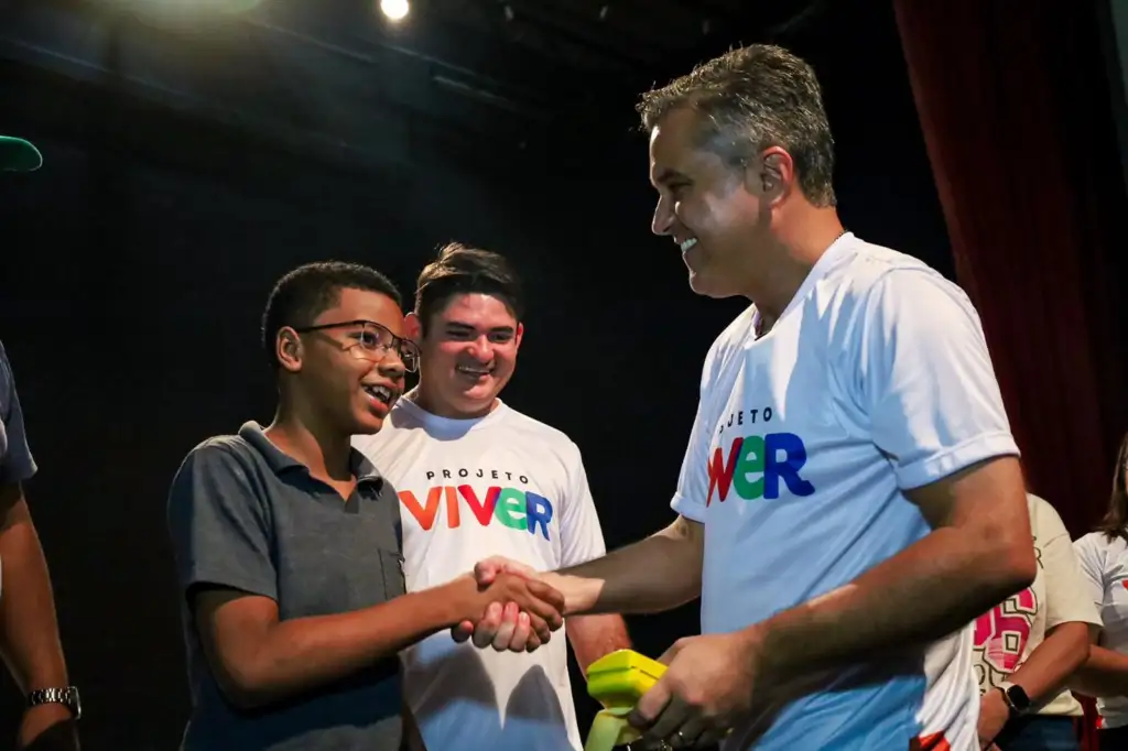 Projeto viver óculos gratuitos piauí: Deputado Dr. Vinicius entrega óculos a criança do Projeto Viver