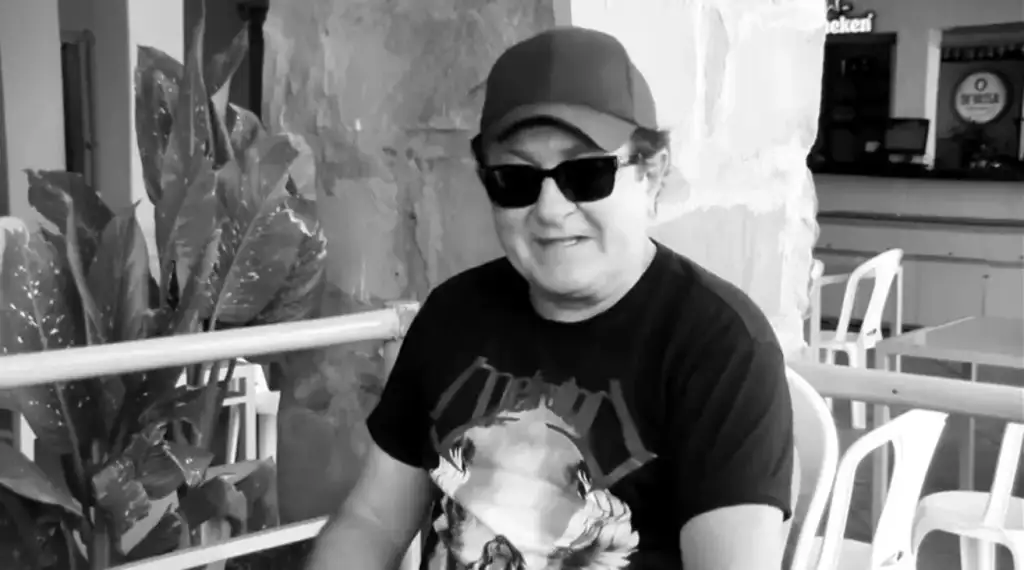 Empresário da cacau show encontrado morto em picos: Empresário Valderico Barros sorri usando óculos escuros