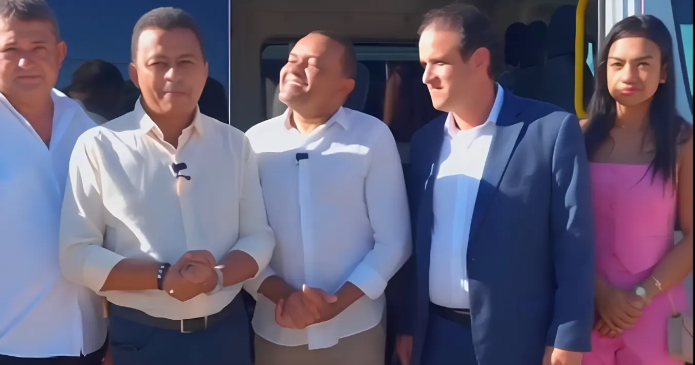 Autoridades recebem van assistência social Amarante