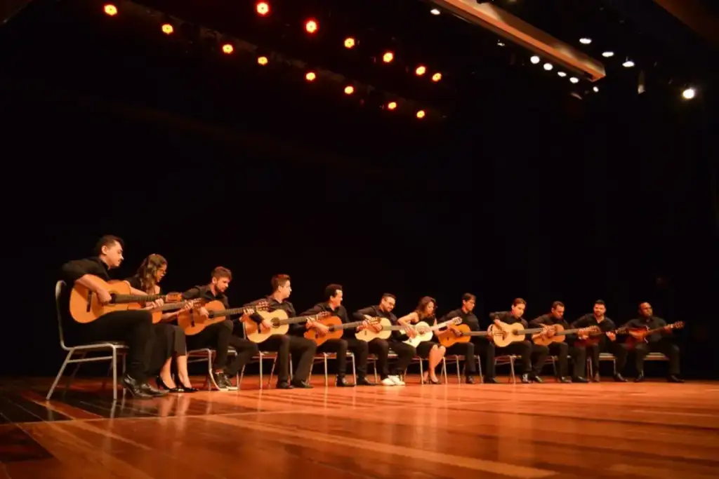 Orquestra de violões de teresina patrimônio cultural piauí: Orquestra de violão se apresenta em palco iluminado