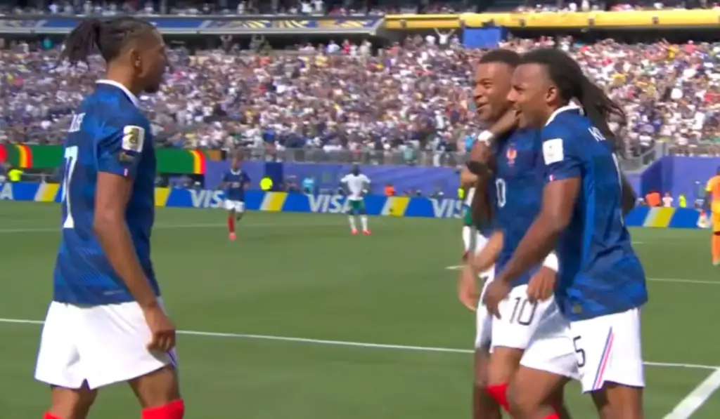 Vitória da frança sobre o senegal: Mbappé e Barcola celebram gols da França contra Senegal