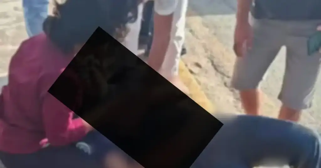 Funcionário do ferreiro grill morto a facadas: Pessoa atendendo funcionário de restaurante caído no chão