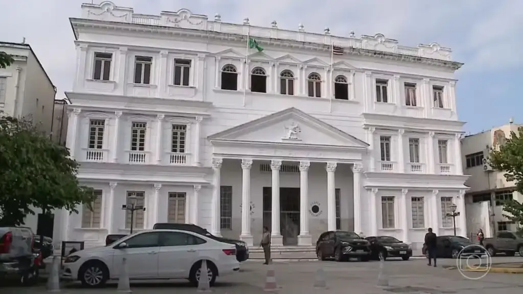A lei foi suspensa após uma Ação Direta de Inconstitucionalidade (ADI) apresentada pela Defensoria Pública do Estado