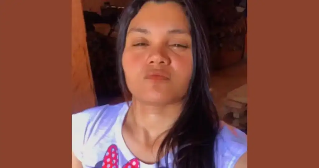 Mulher morta a tiros em vaquejada: Retrato de jovem mulher com cabelos escuros