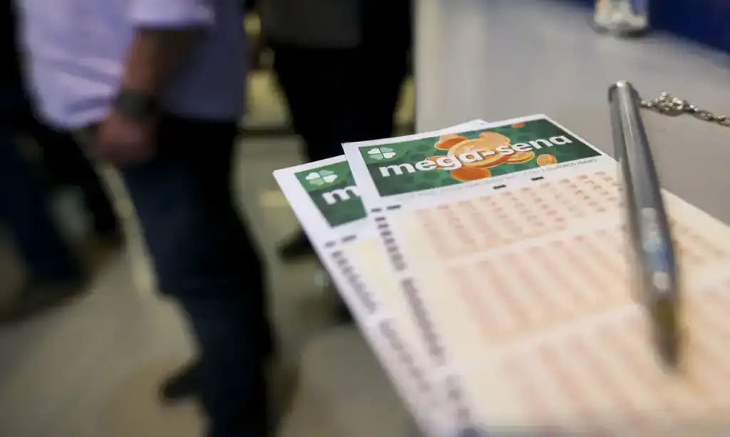 Mega-sena acumulada r$ 32 milhões: Bilhetes de loteria Mega-Sena e caneta