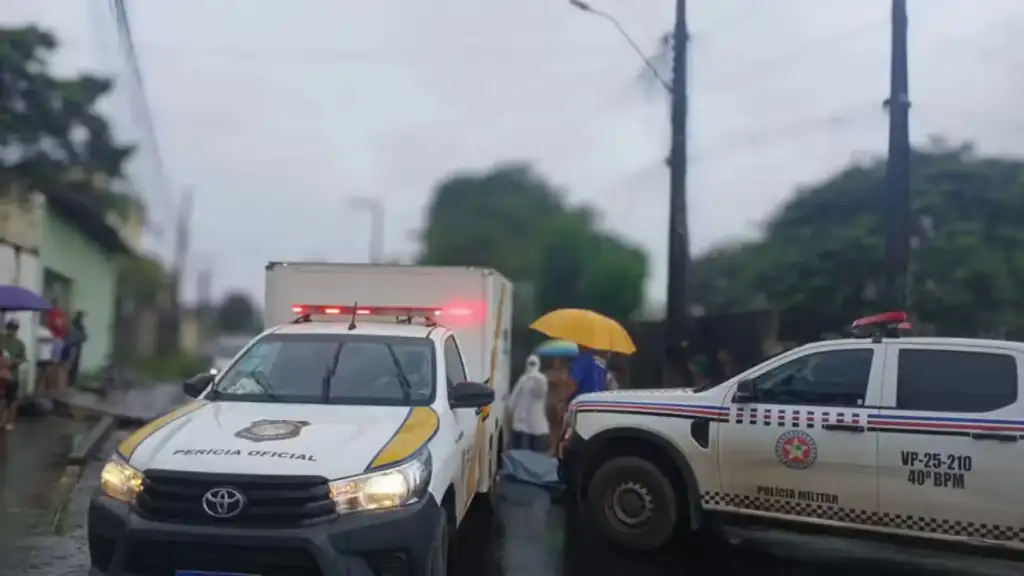 Motociclista morre colisão turu são luís: Viaturas policiais e corpo coberto em cena de ocorrência
