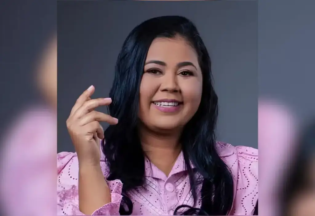 Morte da cantora gospel ana clézia: Mulher sorrindo posa para foto com fundo borrado