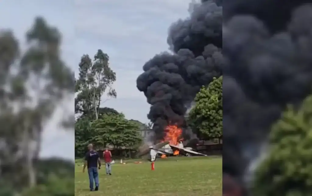 Avião que caiu em marília: Avião em chamas após acidente em campo gramado