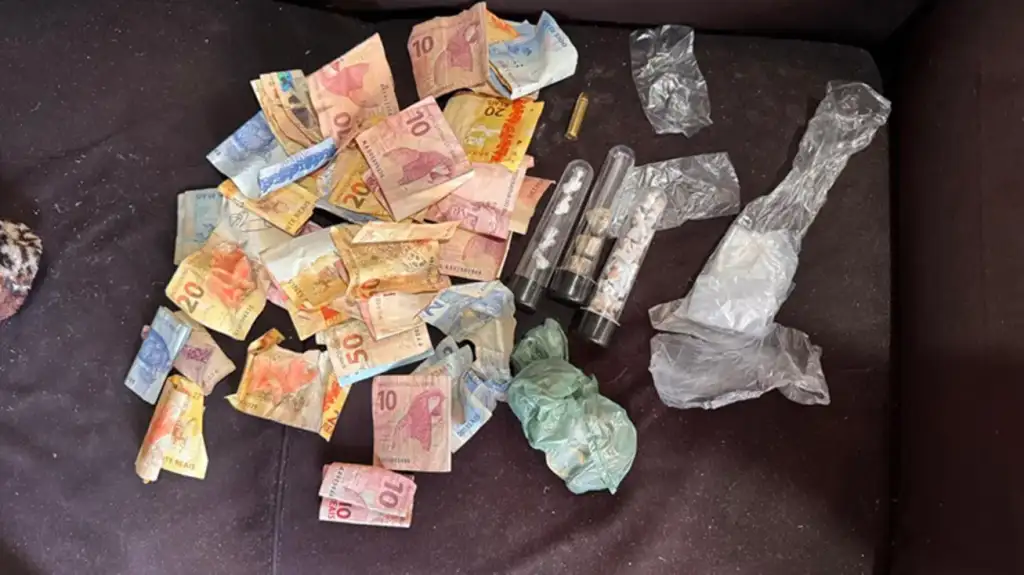 Dinheiro, drogas e munição apreendidos em operação policial