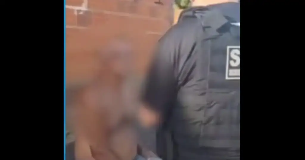 Homem preso por queimar mulher viva: Agente de segurança prende suspeito em frente a parede