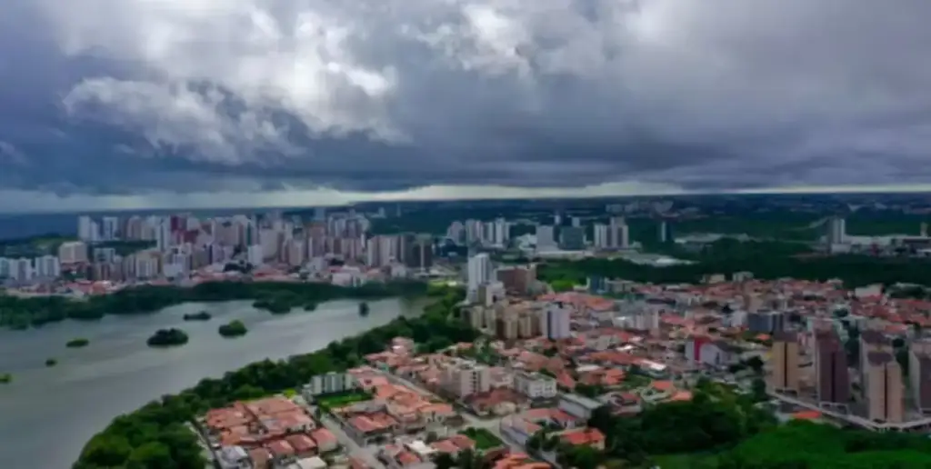 Chuva alaga ruas de são luís: Vista aérea cidade São Luís com rio e nuvens escuras