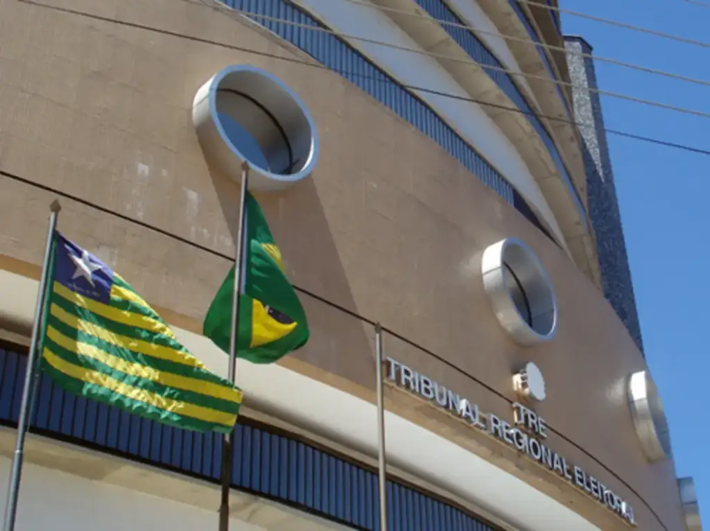 Municípios do piauí com mais eleitores que habitantes: Fachada do Tribunal Regional Eleitoral com bandeiras