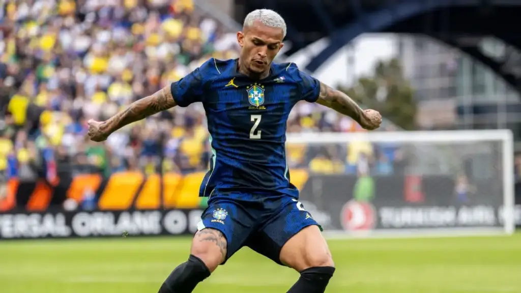 Wesley cortado da seleção brasileira por lesão: Jogador Wesley em campo com camisa da seleção brasileira.