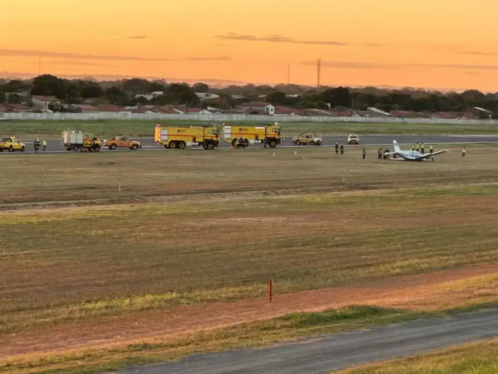 Falha em aeronave no aeroporto de teresina: Pequeno avião acidentado em pista de aeroporto ao pôr do sol
