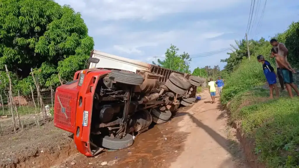 Caminhão de galões de água tomba em são josé de ribamar: Caminhão tomba em estrada precária de São José de Ribamar