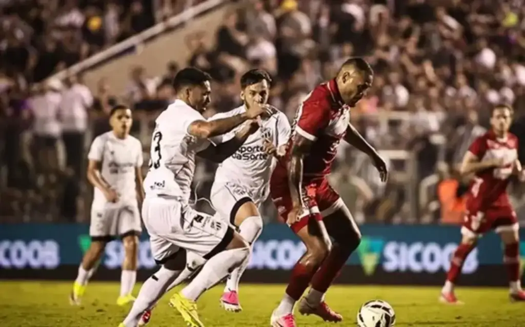 Crb vence ceará na série b: Jogadores do CRB e Ceará em disputa na Série B