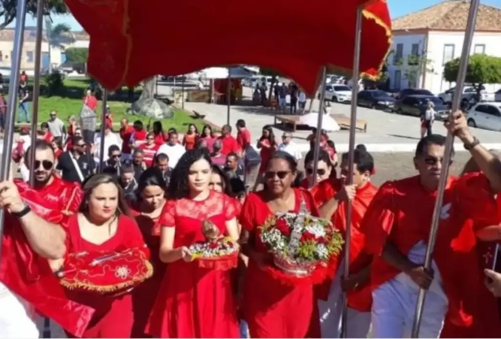 Festa do divino espírito santo em oeiras: Fiéis em procissão encerram Festejos do Divino em Oeiras