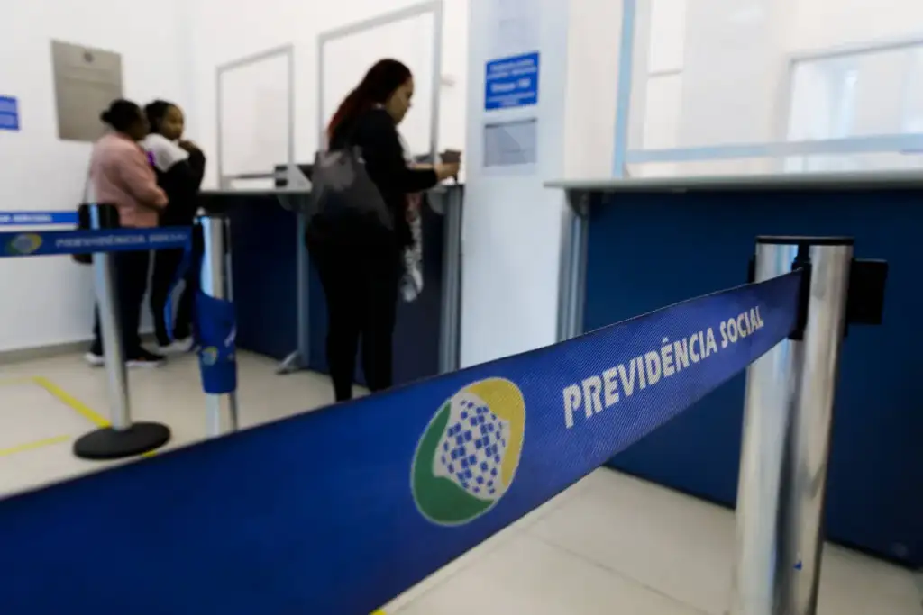Pensão especial filhos vítimas de feminicídio: Pessoas buscam atendimento no INSS para pensão especial
