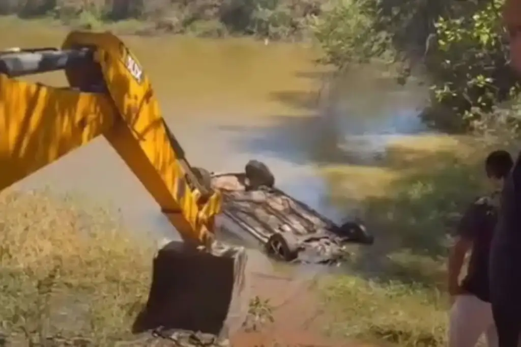 Carro cai em lago na pi-141: Carro submerso lago PI-141 acidente fatal São João