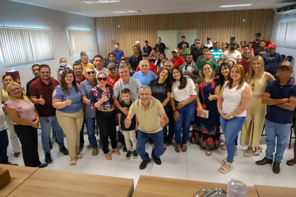 Dr. vinicius agenda política em paulistana: Lideranças de Paulistana reunidas em evento político com Dr. Vinicius