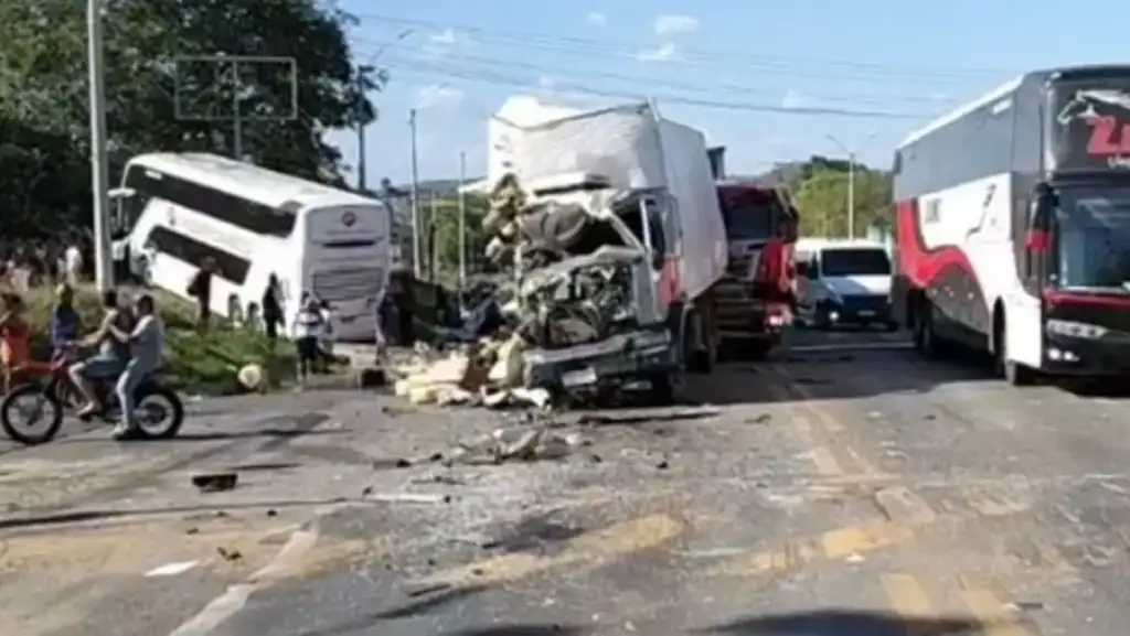 Ônibus bate em caminhão na br-343 água branca: Acidente grave BR-343 Água Branca ônibus caminhão carreta