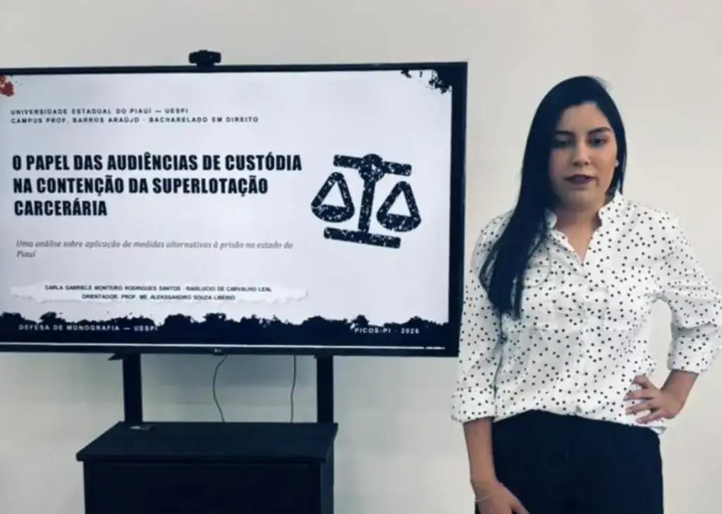 Aluna com cegueira conclui direito na uespi em picos: Carla Gabriele defende TCC de Direito na Uespi Picos