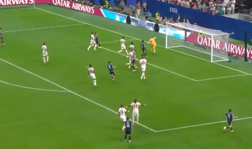 Goleiro defende chute dentro da área em partida de futebol com patrocínio da FIFA e Qatar Airways visíveis ao fundo