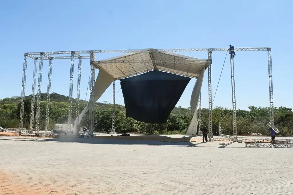 Inauguração praça de eventos amarante: Montagem palco Praça Eventos Amarante Piauí